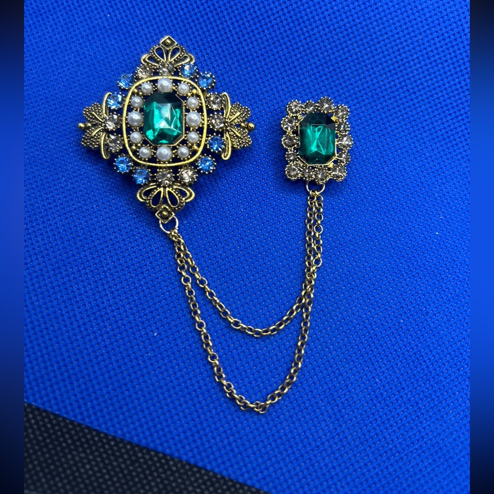 Vintage-Inspired Gold Chain Brooch with Emerald Green Stones